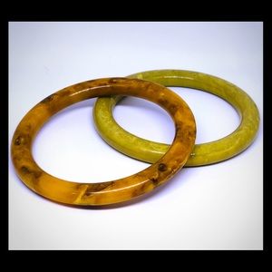 Lot of 11 vintage bangles.